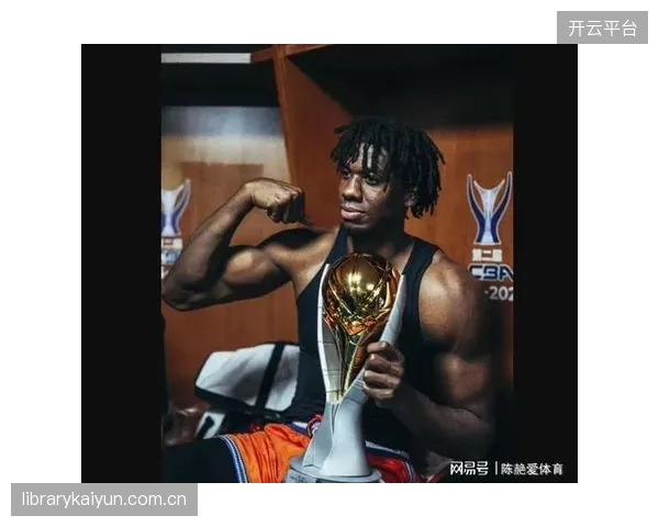 哈桑·怀特塞德在半决赛中展现内线统治力，其护筐能力成为上海队晋级关键。